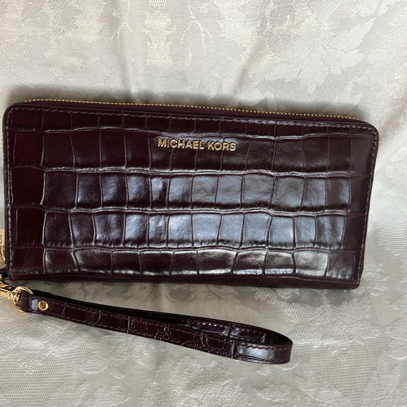 Michael Kors NWOT Traveler Embossed Croc Leather Continental Wristlet PRICE DROP - Picture 1 of 8